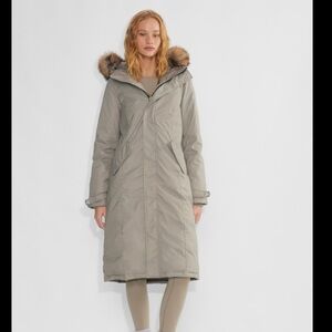 Aritzia Women's Summit Parka Long - Taupe